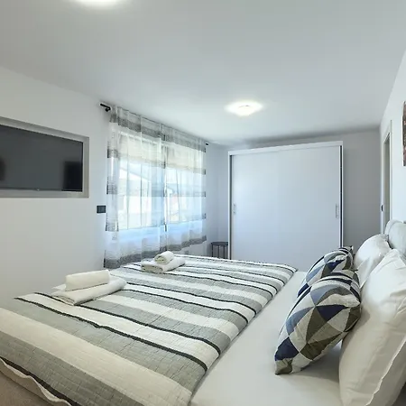 فيلة Meri Near Pula For 6 People With Heated Pool & Only 500 M From