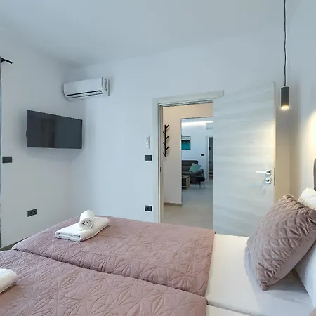 Meri Near Pula For 6 People With Heated Pool & Only 500 M From Štinjan