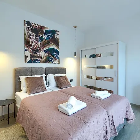 Meri Near Pula For 6 People With Heated Pool & Only 500 M From *
