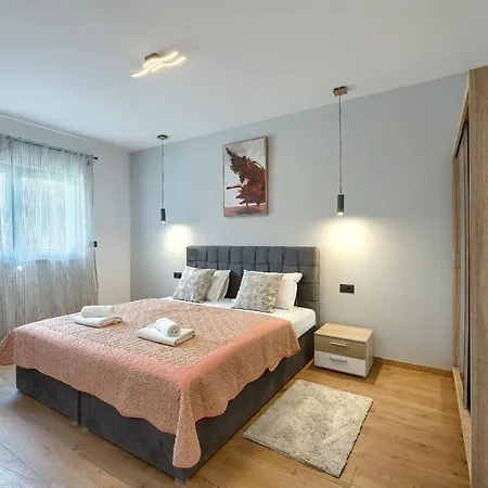 Meri Near Pula For 6 People With Heated Pool & Only 500 M From
