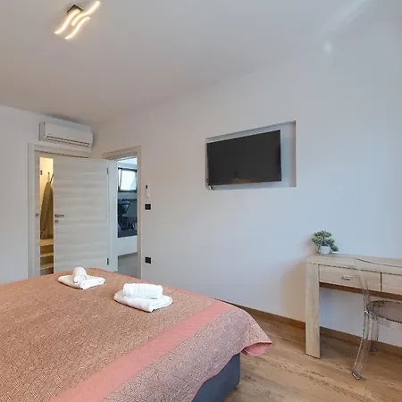 فيلة Meri Near Pula For 6 People With Heated Pool & Only 500 M From *