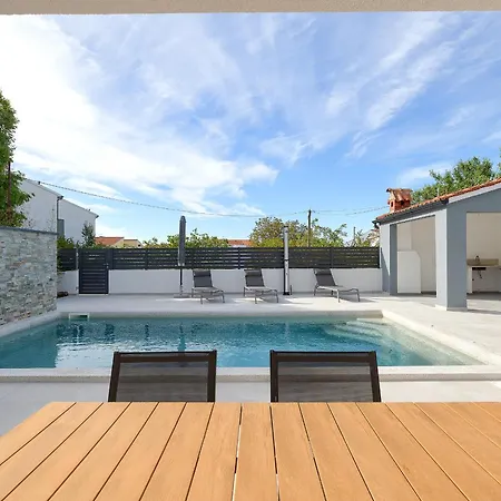 فيلة Meri Near Pula For 6 People With Heated Pool & Only 500 M From *