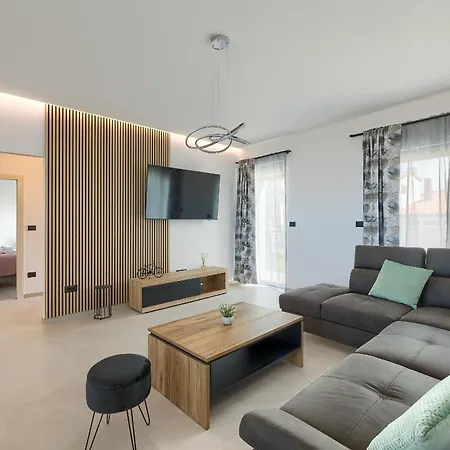 Meri Near Pula For 6 People With Heated Pool & Only 500 M From Štinjan