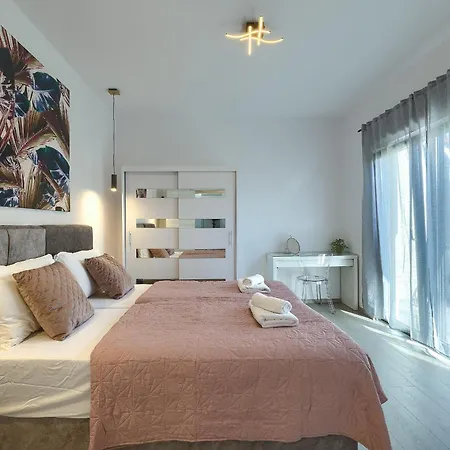 Meri Near Pula For 6 People With Heated Pool & Only 500 M From
