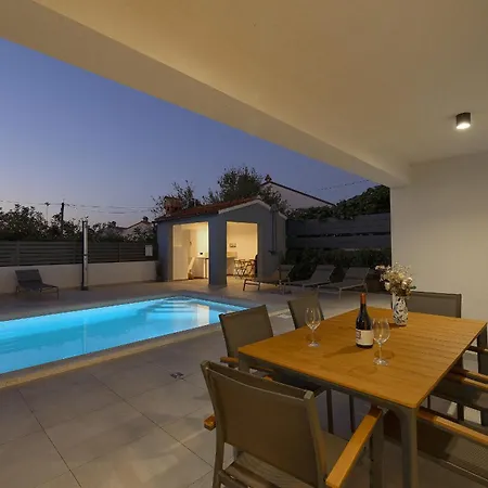 Meri Near Pula For 6 People With Heated Pool & Only 500 M From فيلة *