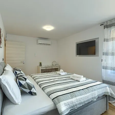 Meri Near Pula For 6 People With Heated Pool & Only 500 M From Villa