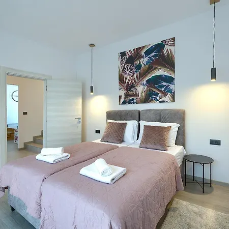 Meri Near Pula For 6 People With Heated Pool & Only 500 M From Villa *