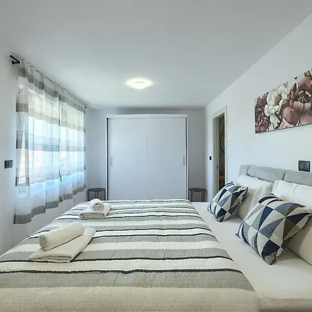 Meri Near Pula For 6 People With Heated Pool & Only 500 M From Villa Štinjan