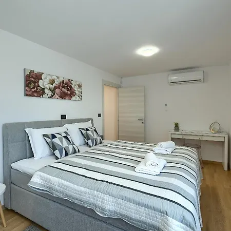 Villa Meri Near Pula For 6 People With Heated Pool & Only 500 M From Štinjan
