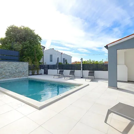 Meri Near Pula For 6 People With Heated Pool & Only 500 M From * Štinjan