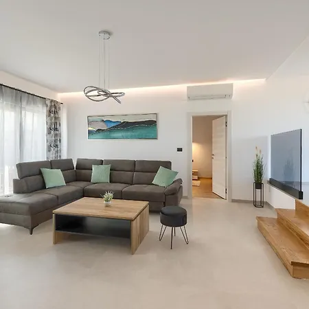 Meri Near Pula For 6 People With Heated Pool & Only 500 M From Villa *