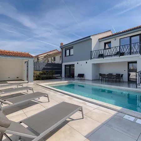 Willa Meri Near Pula For 6 People With Heated Pool & Only 500 M From