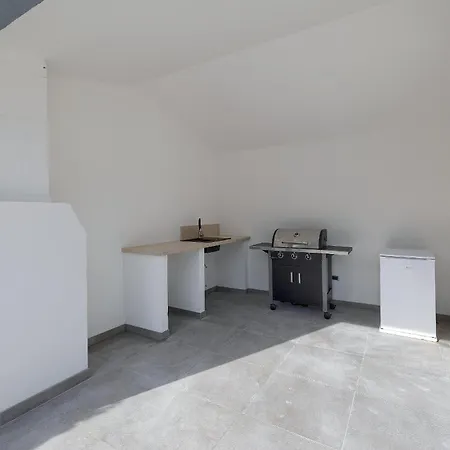 Meri Near Pula For 6 People With Heated Pool & Only 500 M From Villa *