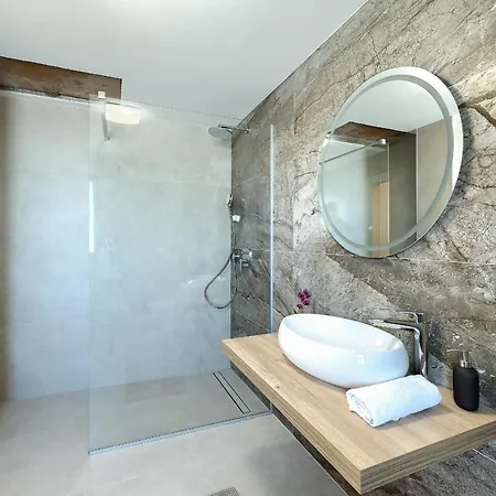 Meri Near Pula For 6 People With Heated Pool & Only 500 M From Villa Štinjan