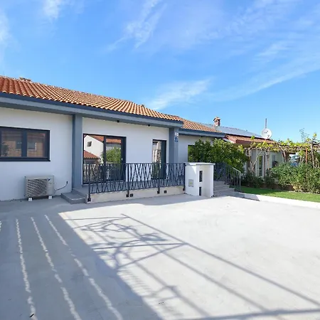 Meri Near Pula For 6 People With Heated Pool & Only 500 M From *