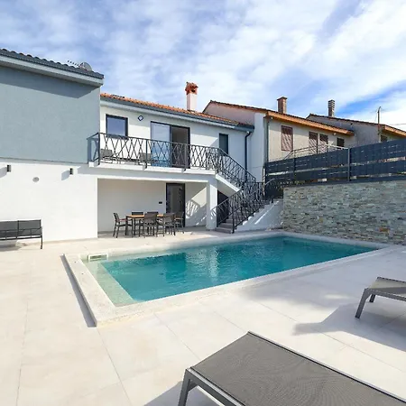 Meri Near Pula For 6 People With Heated Pool & Only 500 M From Villa *