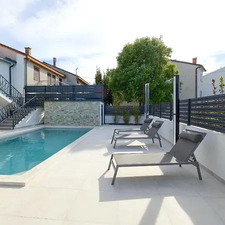 Willa Meri Near Pula For 6 People With Heated Pool & Only 500 M From Štinjan