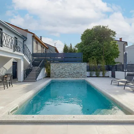 Meri Near Pula For 6 People With Heated Pool & Only 500 M From * Štinjan