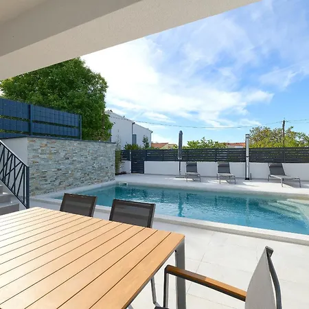 Willa Meri Near Pula For 6 People With Heated Pool & Only 500 M From *