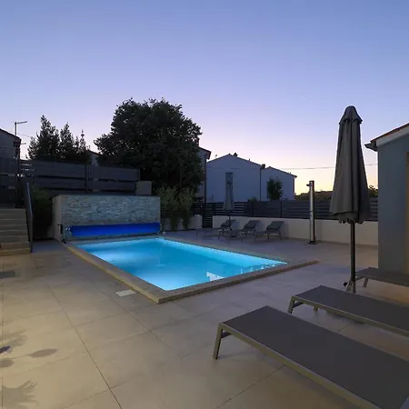 Meri Near Pula For 6 People With Heated Pool & Only 500 M From *