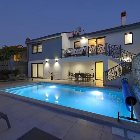 Meri Near Pula For 6 People With Heated Pool & Only 500 M From Villa