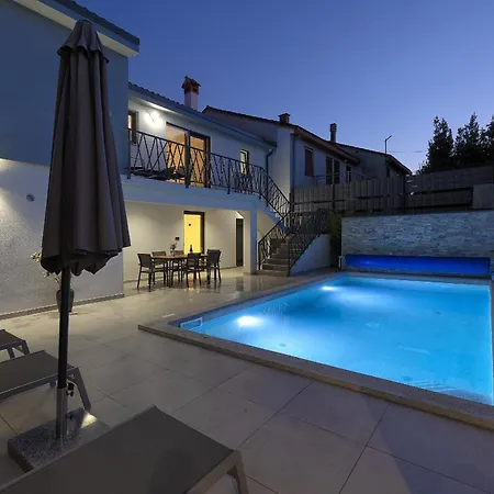 Meri Near Pula For 6 People With Heated Pool & Only 500 M From Villa *