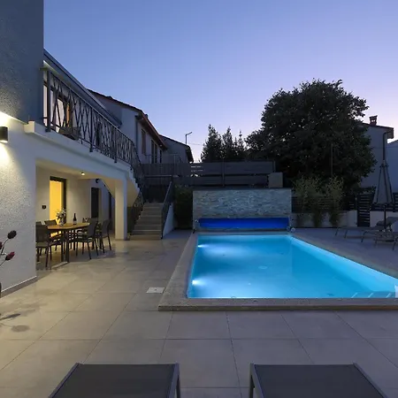 Meri Near Pula For 6 People With Heated Pool & Only 500 M From