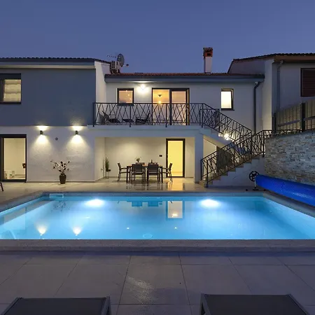 Meri Near Pula For 6 People With Heated Pool & Only 500 M From Villa